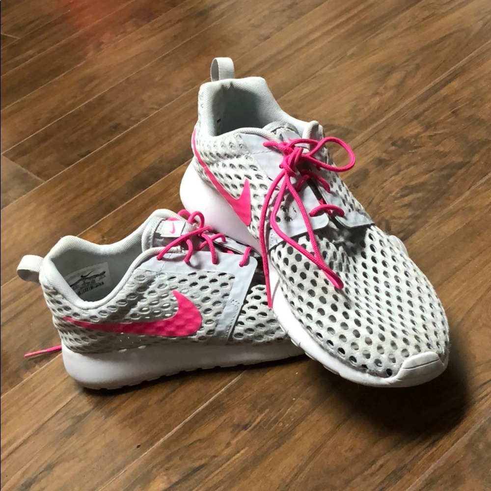 Like new Nike mesh tennis shoes - Picture 1 of 2